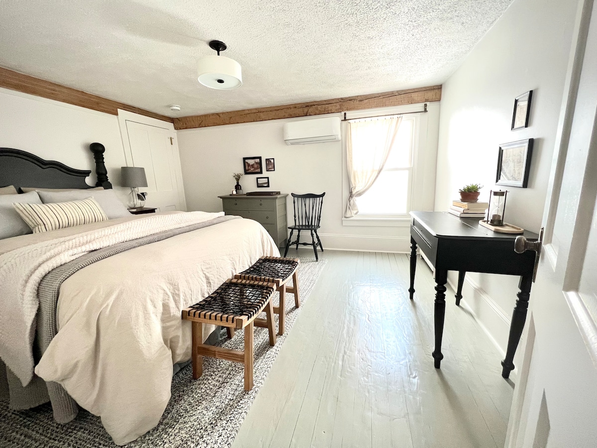 Queensize bed uitgerust met 100% lakens, 2 donzen kussens, 2 gewone hotelkussens, 2 decoratieve kussens, dekbedovertrek, beddengoed/katoenen dekbedovertrek, 100% katoenen deken en kieskeurige sprei voor een aangename en comfortabele slaap. 