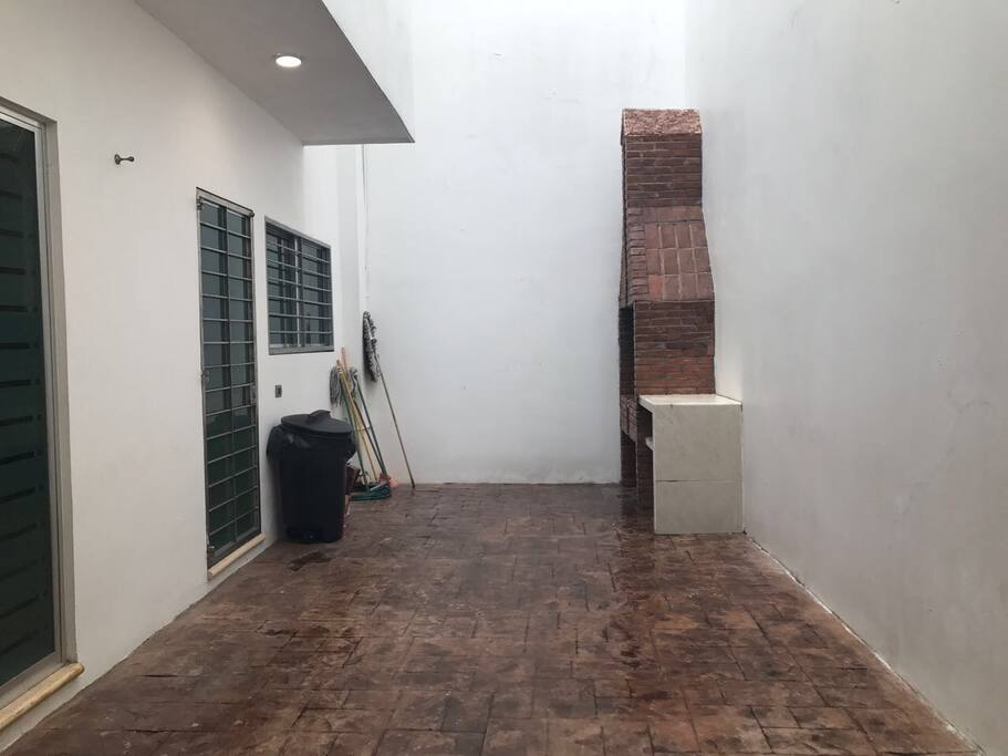 PATIO CON ASADOR