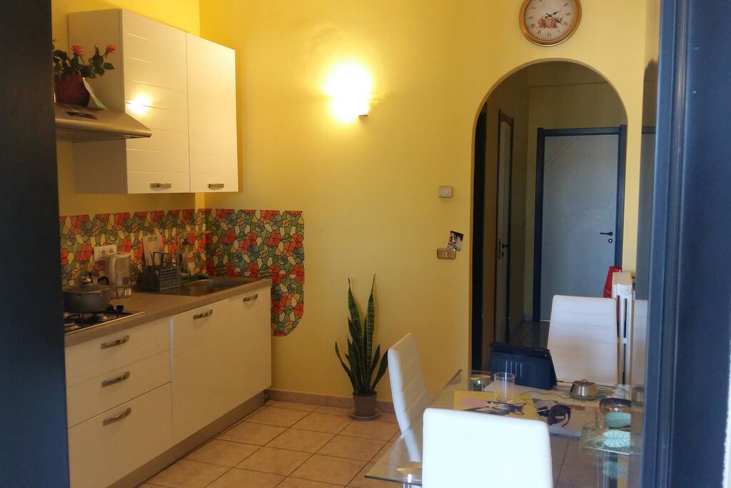 Cucina e pranzo - Kitchen and dining area - Cuisine et salle à manger.