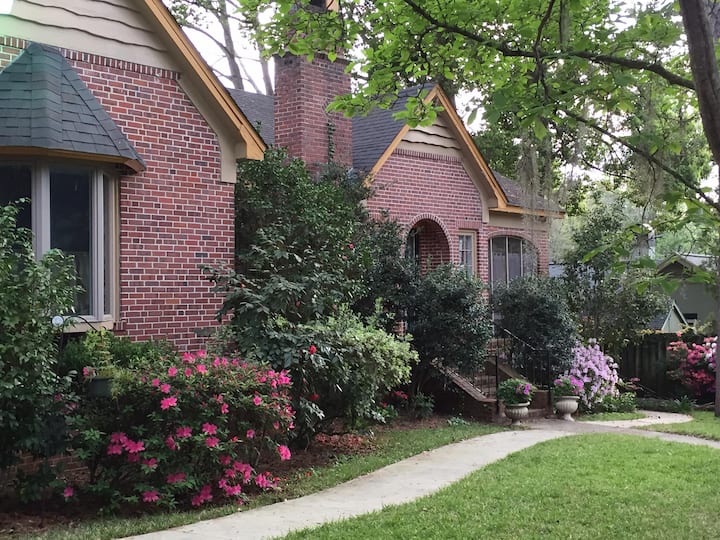 Downtown park front, private Tudor Cottage NO PETS Houses for Rent in