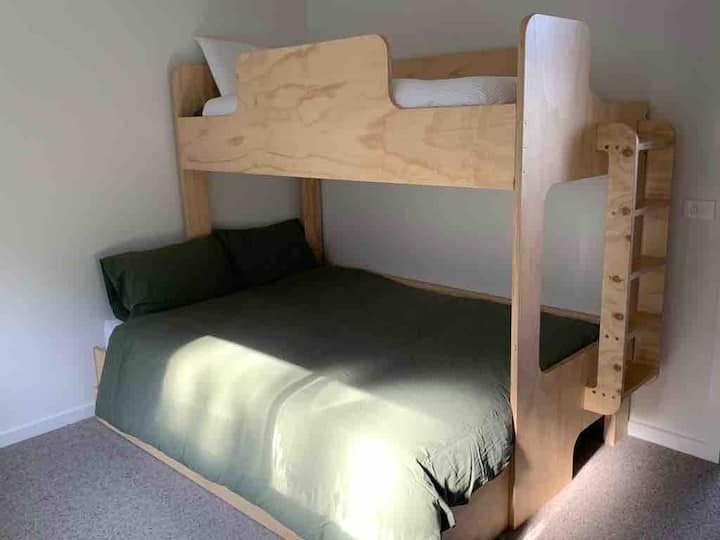 เตียง 3 มีเตียงสองชั้นที่กำหนดเอง เตียงควีนไซส์ด้านบนเดี่ยวและเตียงเดี่ยว