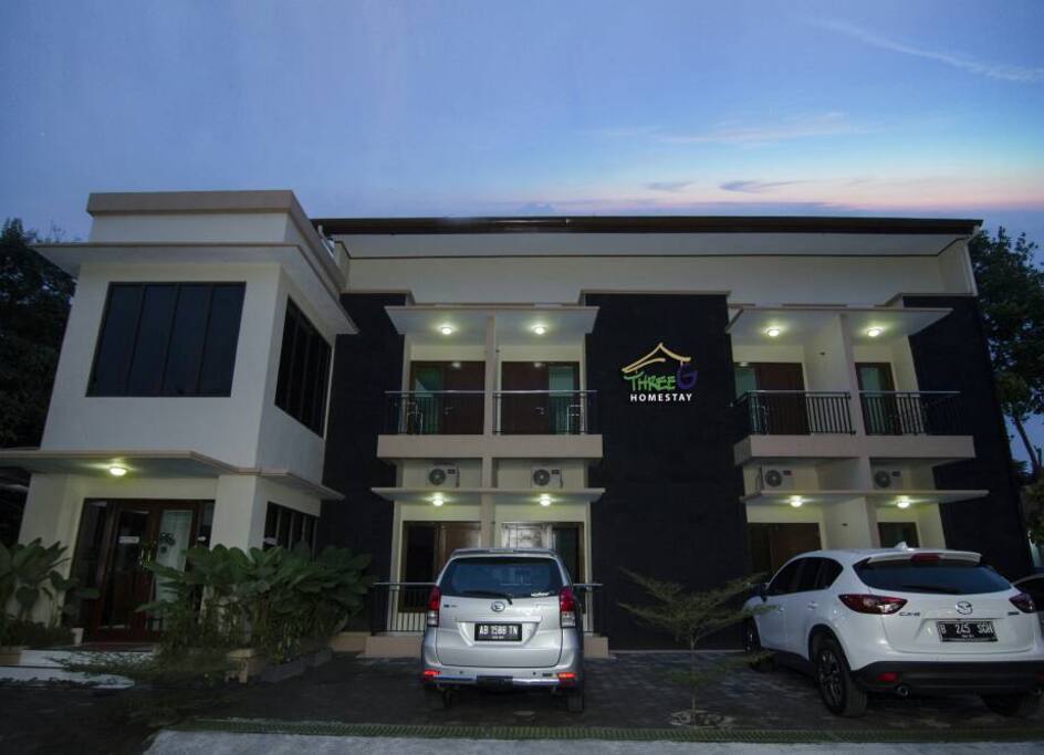 Halaman Depan dan Parkiran