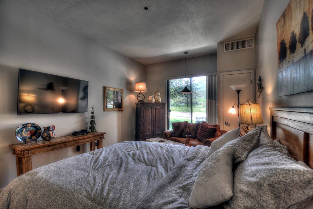 Mini Studio Condo - Queen bed, sleeper sofa, mini fridge, microwave, toaster, coffee pot, 55" Samsung HD TV, central air conditioning, heat, patio