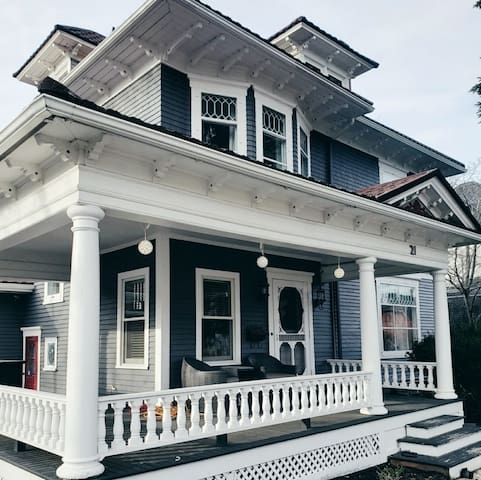 4 Bedrooms Historic Home w. Hot Tub in Downtown