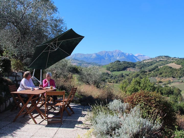 Charming Villa With Stunning Views Of Gran Sasso - Abruzzen