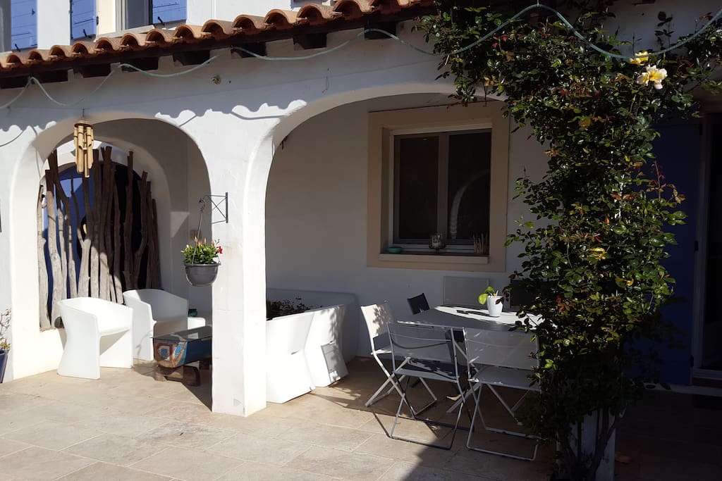 Terrasse ensoleillée avec mobilier de jardin