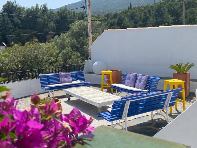 Casa-apto con amplias vistas al mar y jardín.