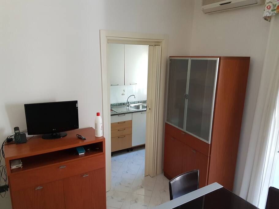 Salotto con tv e ingresso cucina