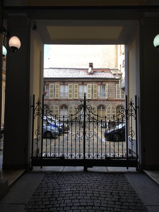 Ingresso con cancello elettrico per parcheggio nel cortile