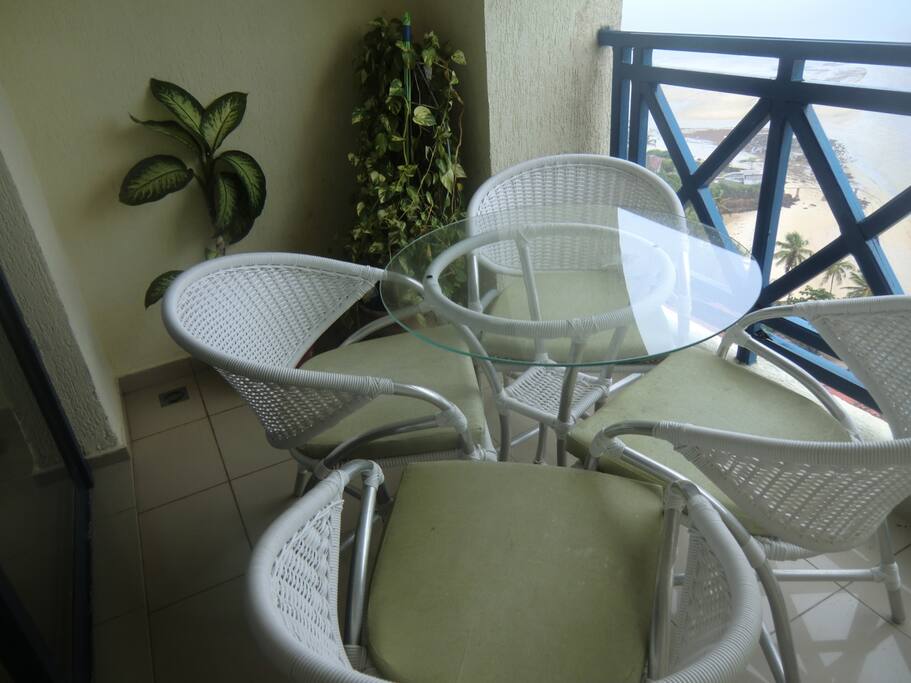 mesa para 4 pessoas na varanda do apto