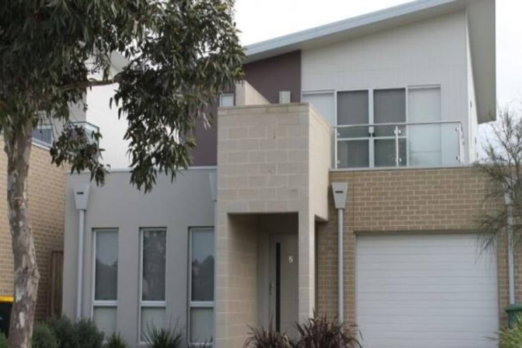 Two identical Double story
houses, next door to each other with 3 bedrooms upstairs, master with balcony, each sleeps 7