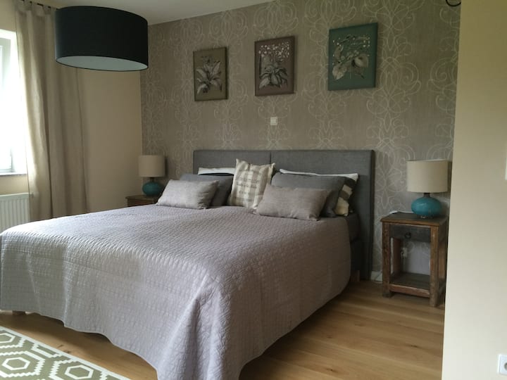 เตียงสปริงกล่องในห้องนอน