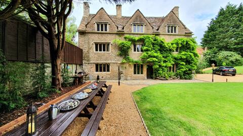 HUGE MANOR HOUSE: 9 Double bedroom + 2 single beds