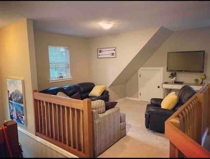 Cottage open loft flex-space

มีโซฟาแบบดึงออกได้เป็นเตียงควีนไซส์เสริม (นอนได้ 2 คน) หากจำเป็น ใช้เป็นห้องนอน #3 หรือห้องนั่งเล่นที่ 2 ขึ้นอยู่กับความต้องการของคุณในระหว่างเข้าพัก

พร้อมสมาร์ททีวีหนึ่งในห้องโปรดที่คอทเทจของเราเสมอ