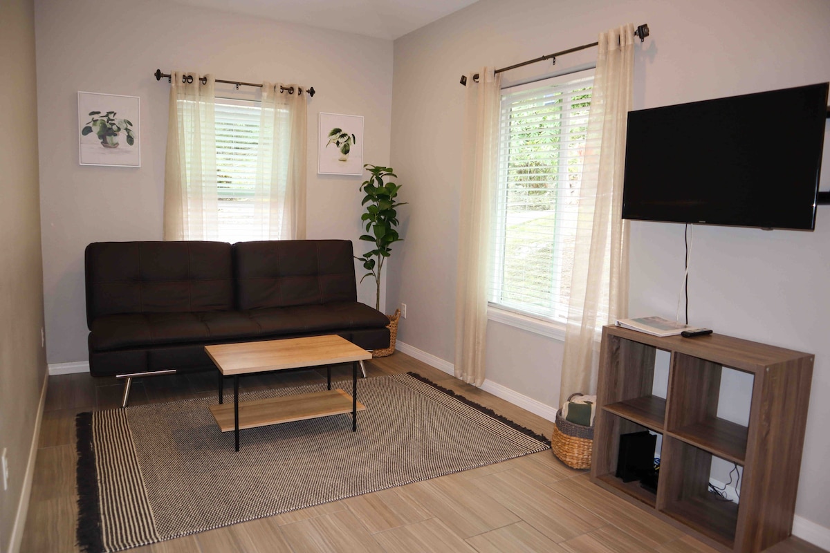 ห้องนั่งเล่นพร้อมสมาร์ททีวี