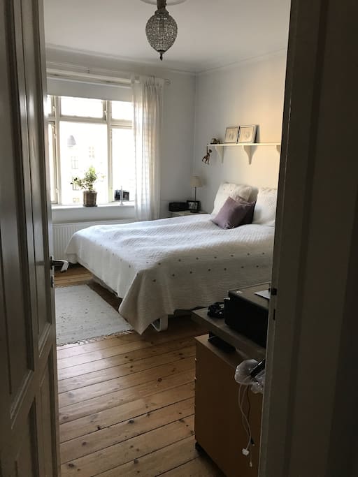 Soveværelse med dobbeltseng