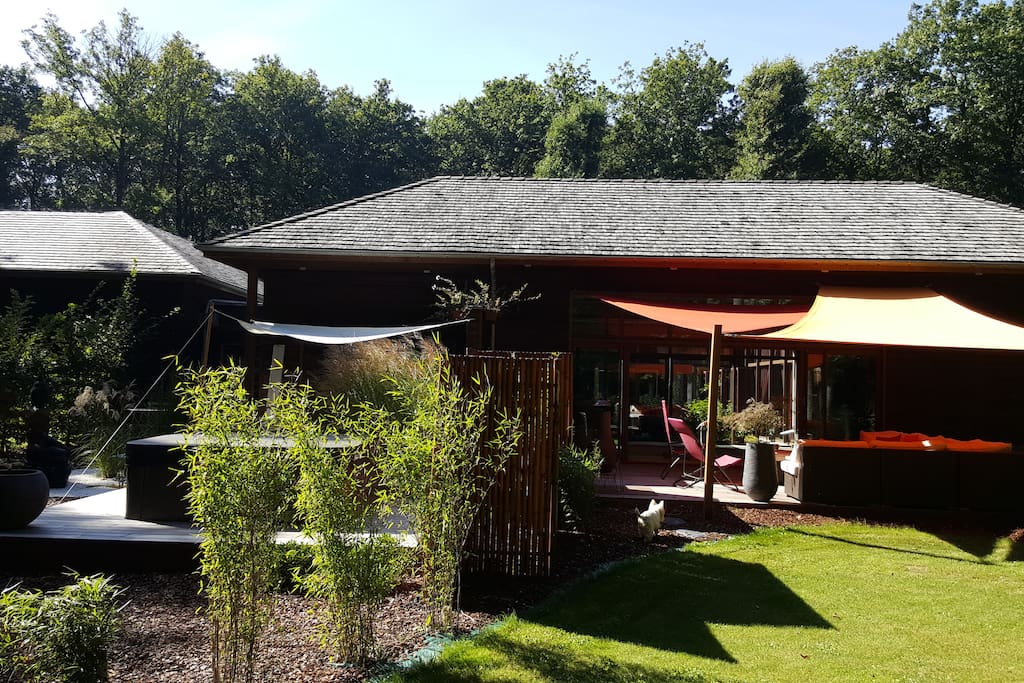 Maison côté terrasse piscine.