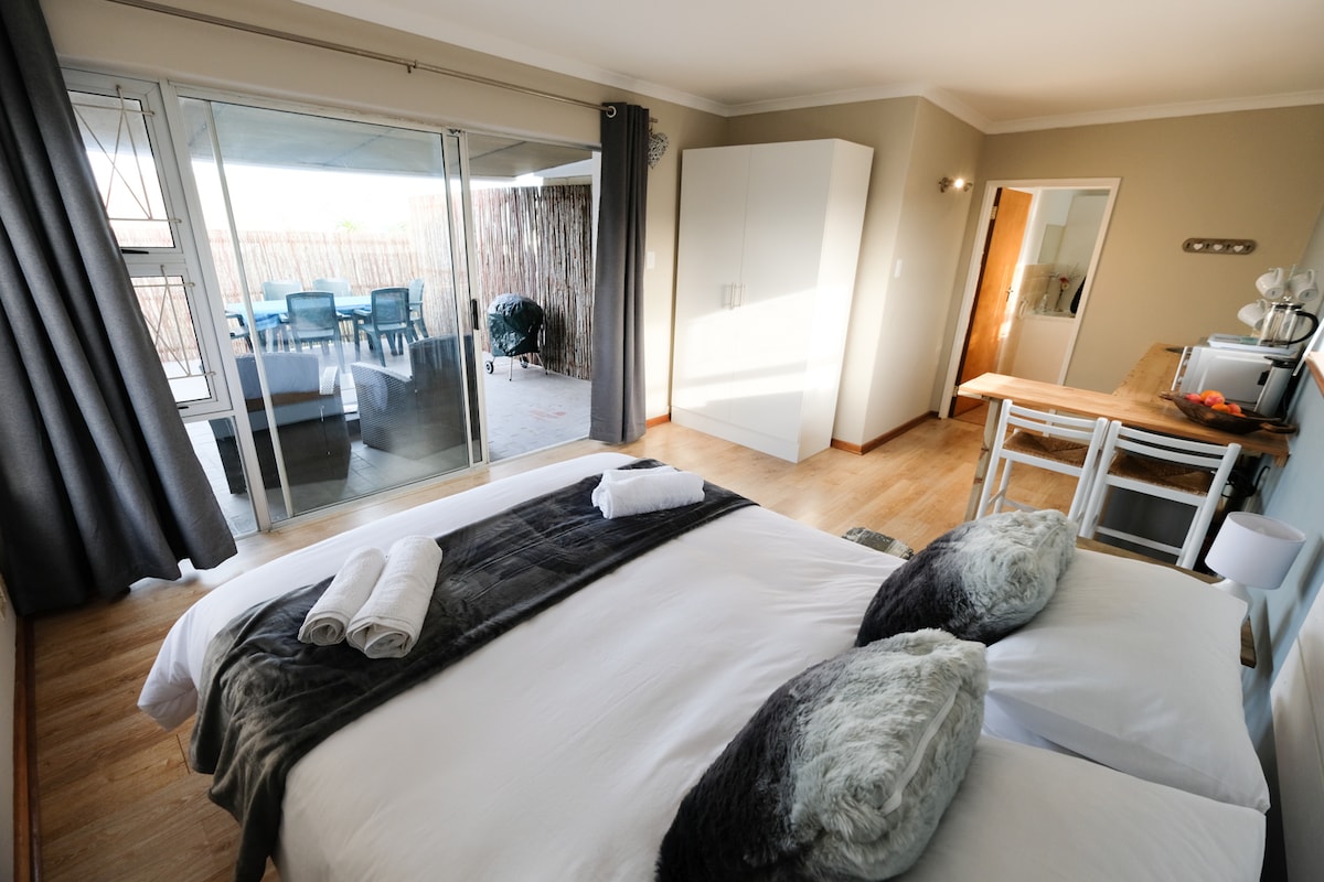 Chumba cha kulala cha nne chini. Kitanda cha Malkia. Imebadilishwa kuwa fleti ndogo ya studio ya upishi - iliyoambatanishwa na kupatikana kutoka kwenye nyumba kuu.