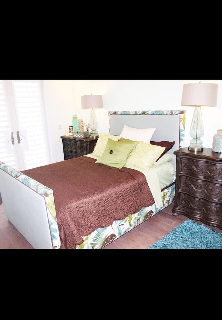 Chumba cha kulala cha 3 queen. Skrini ya gorofa 