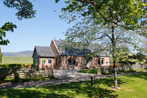 Luxury Highlands Cottage on the Cromarty Firth