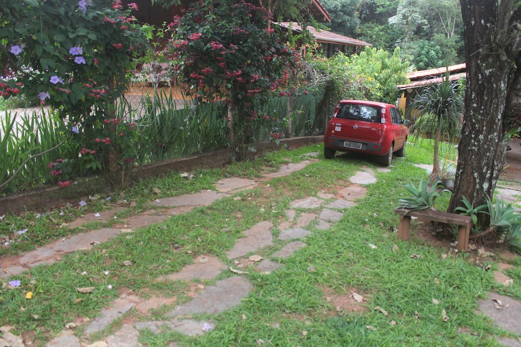 Estacionamento para vários carros.