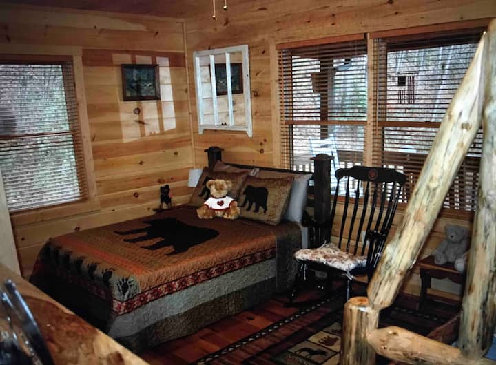 Tretia spálňa s manželskou posteľou Queen vrátane poschodovej postele s manželskou posteľou a dvojlôžkom. 