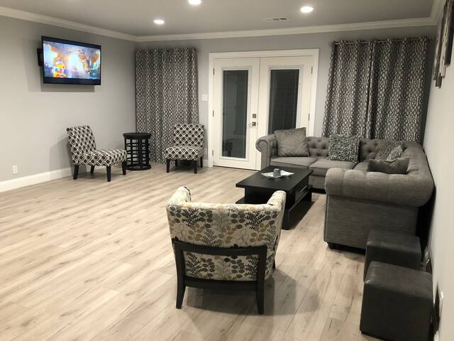 Beautiful One of a kind Home with Pool & Jacuzzi! gallery image 5