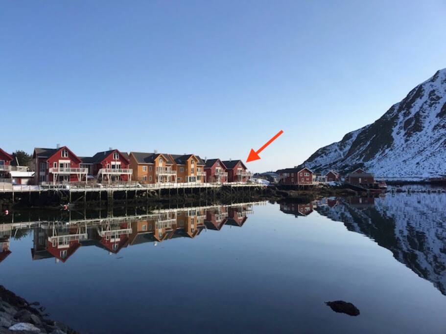 Sjøhus på enden av rekke / Seahouse at the end