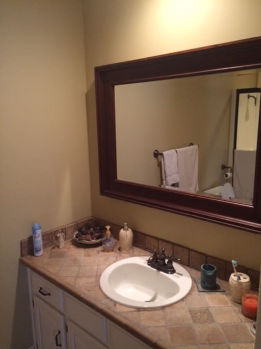 Private bath with shower/tub