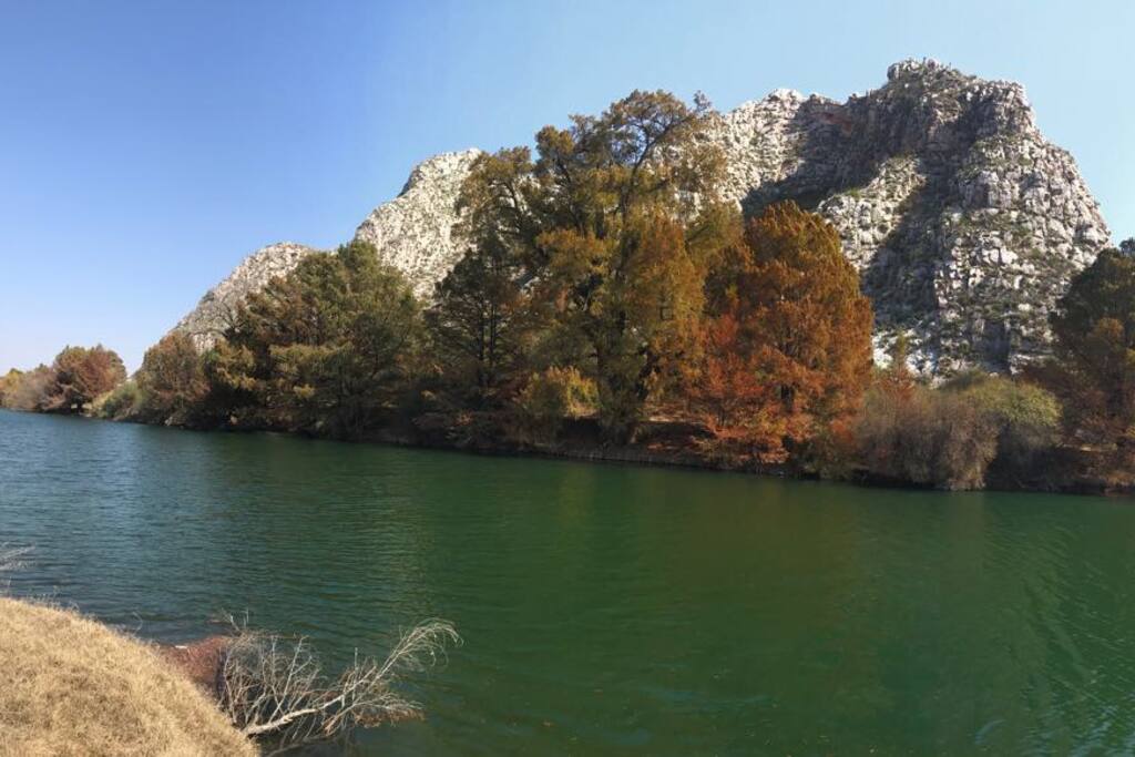 Río con agua corriendo todo el año
Cuatro meses de rio crecido y el resto de un arroyo con sus lagos