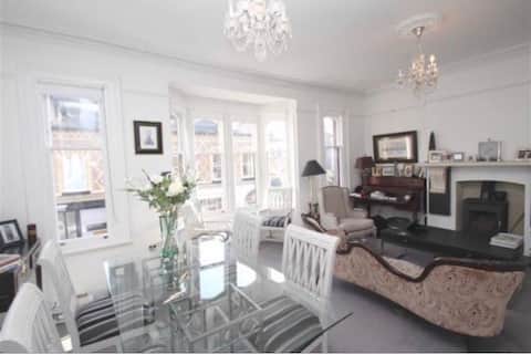 Top Airbnb: The Downs, Altrincham in Trafford