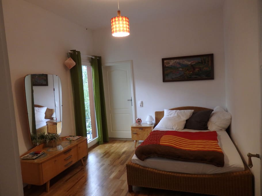 Das Zimmer mit Tür zum Bad
