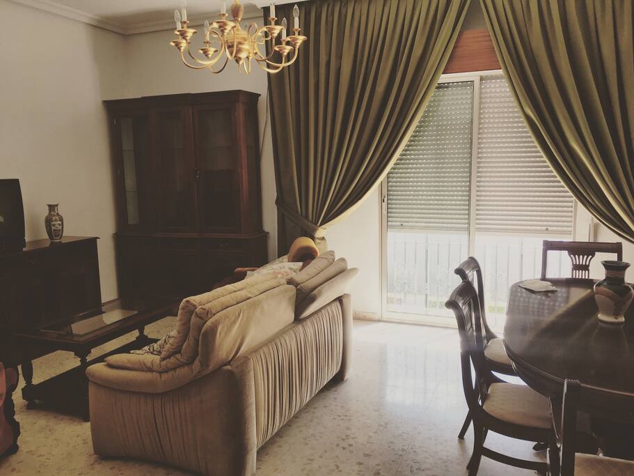 Comedor principal, muy iluminado, aire acondicionado.