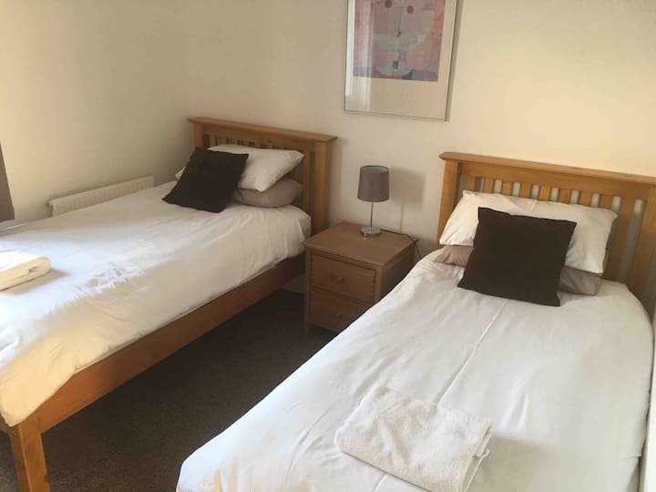 ห้องนอนเตียงคู่ที่มีลิ้นชักขนาดใหญ่ 