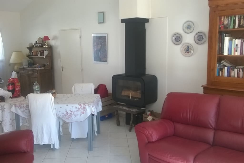 le salon avec le poêle en hiver