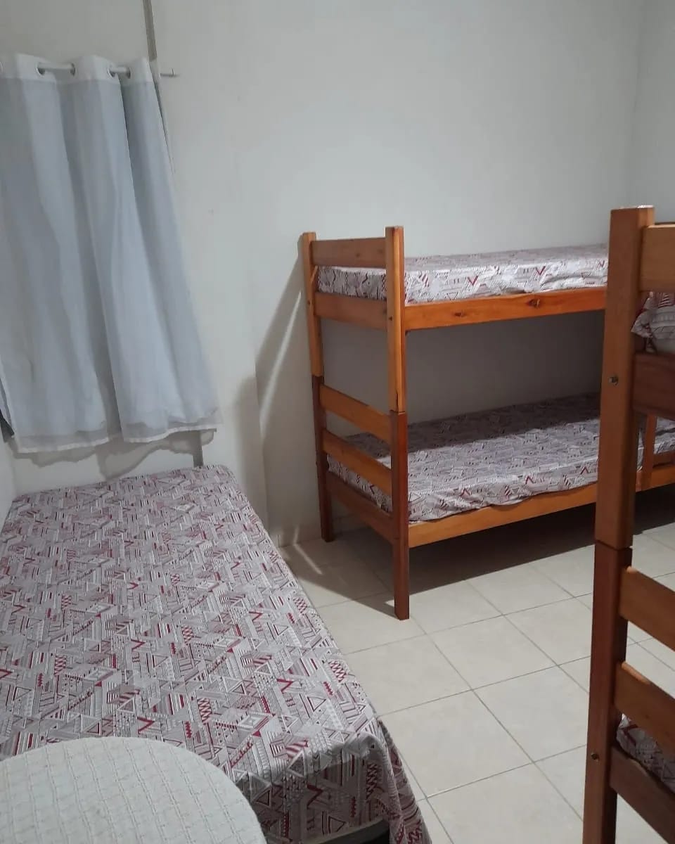 Chambre avec 2 lits superposés et 1 lit simple. 