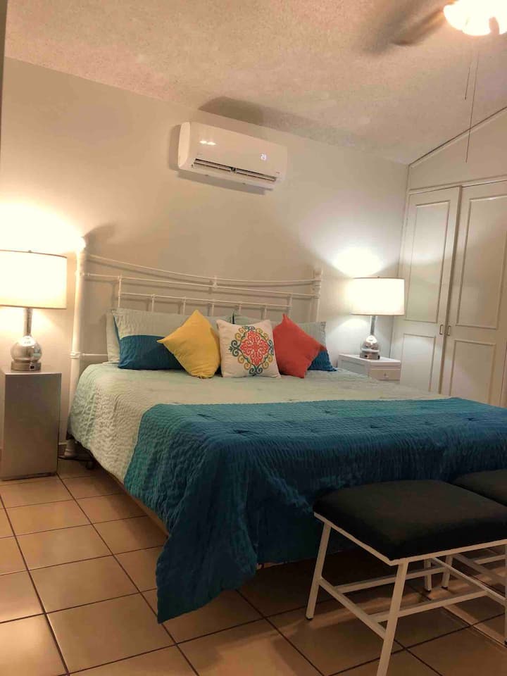 ห้องนอน #2 พร้อมเตียงคิงไซส์และที่นี่