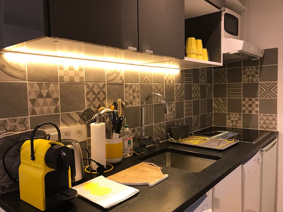 Cuisine avec lave-vaisselle , machine à laver, plaque induction , four micro-onde, Nespresso