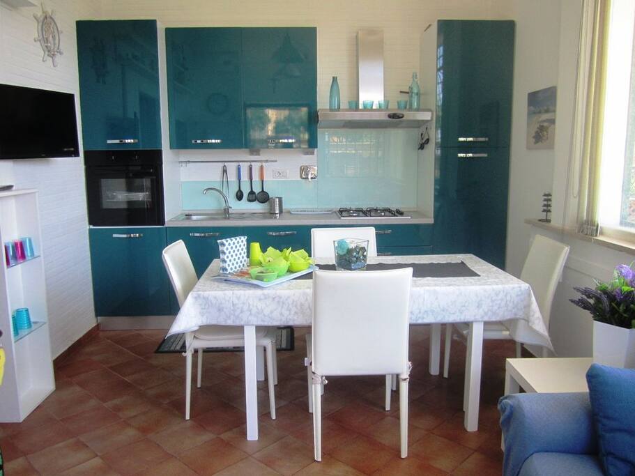 Cucina - Salone all'americana con divano