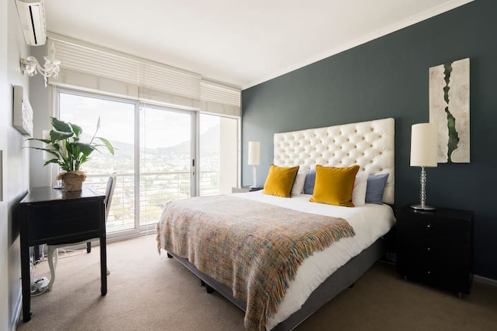 Penthouse Sunset | 2BR Luxury w/ Views + Parking