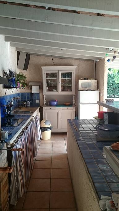 cuisine d'ete avec réfrigérateur lave vaisselle, plaques électriques, barbecue