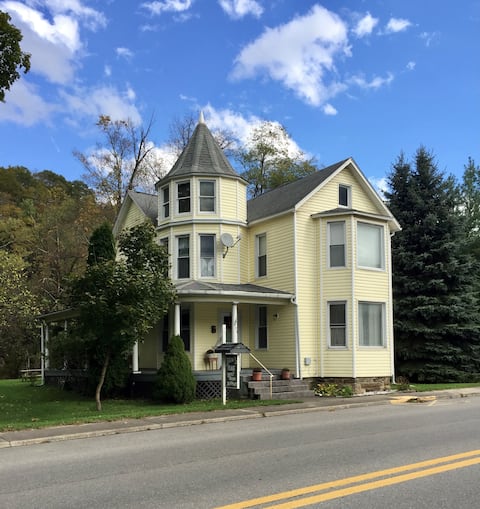 Irene's Place - Large Riverside Victorian Home