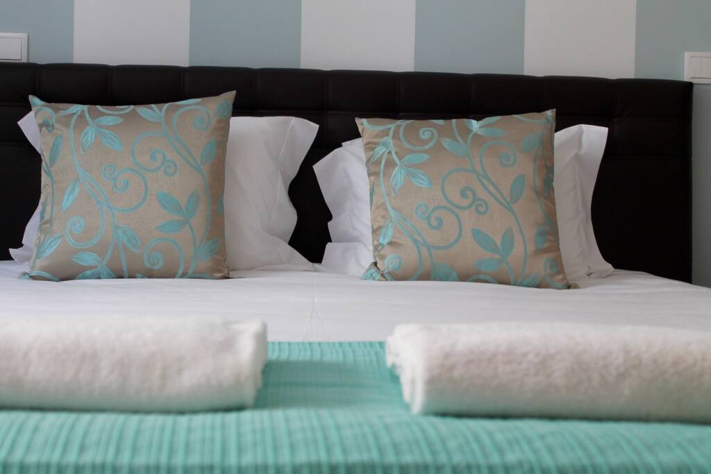 Quarto de casal com casa de banho.
Couple bed room (Suite).