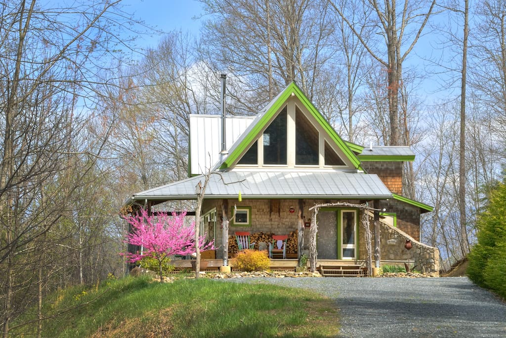 Our mountain top cabin. Come enjoy the beautiful VIEWS, garden + hammock
