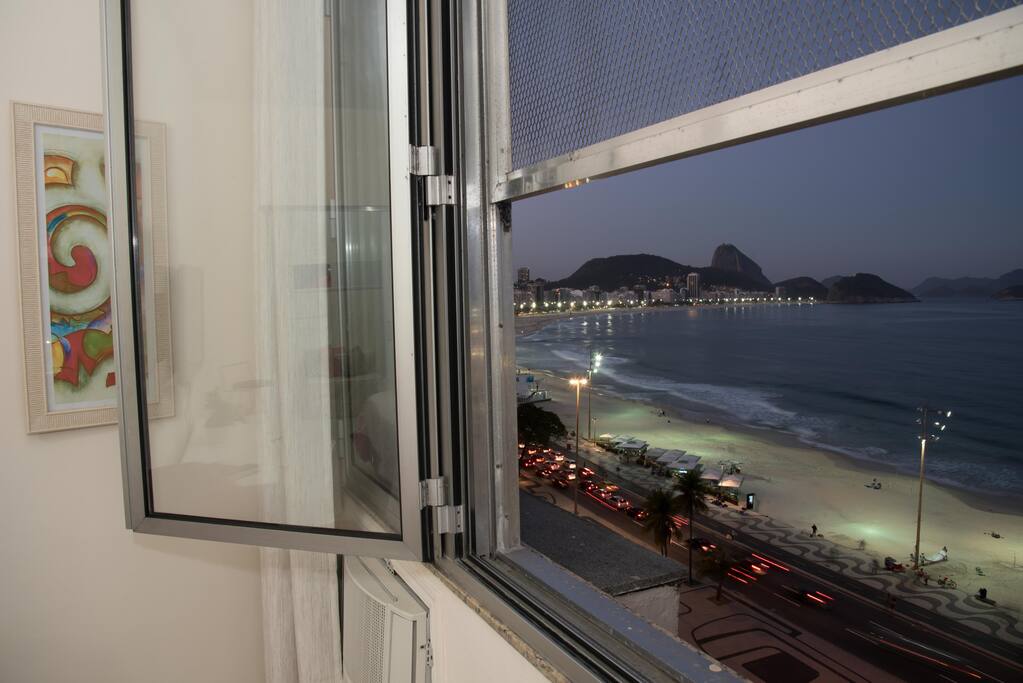 Entardecer em Copacabana, vista da janela.nha curtir a noite carioca