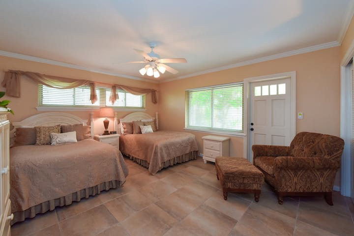 חדר שינה עם שתי מיטות זוגיות רחבות