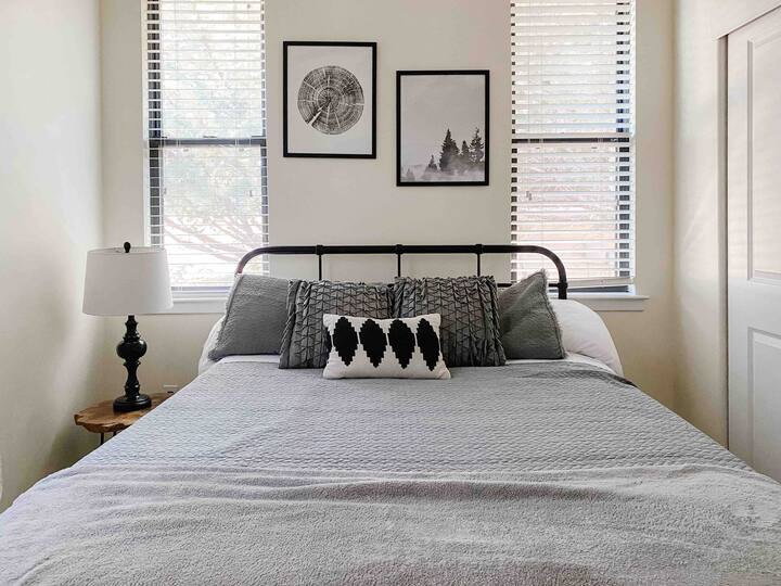 客房标准双人床，放松身心，配备书籍！