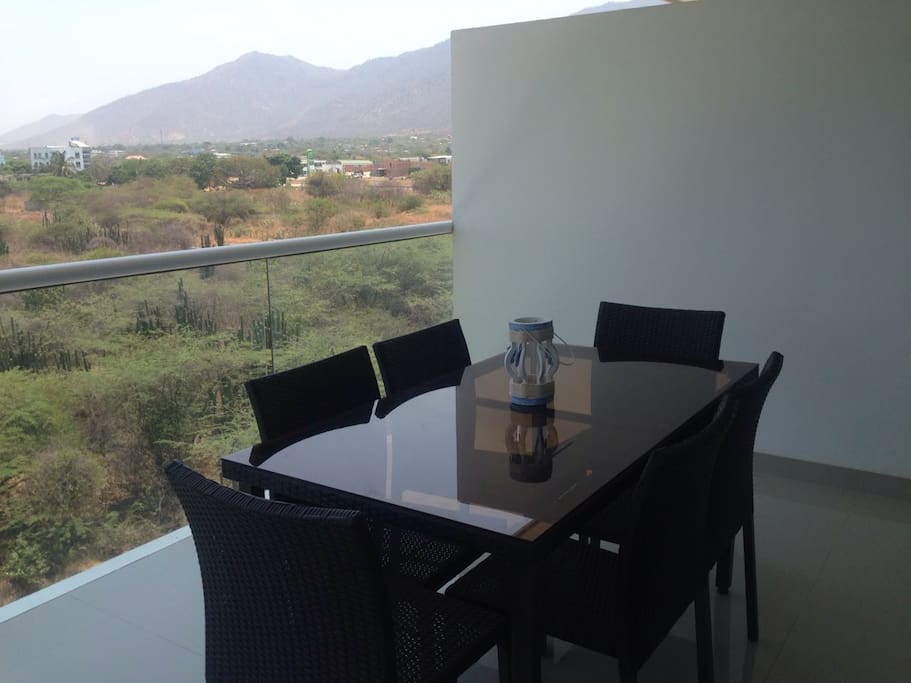 El comedor, en el balcón con vista al mar y a la montaña