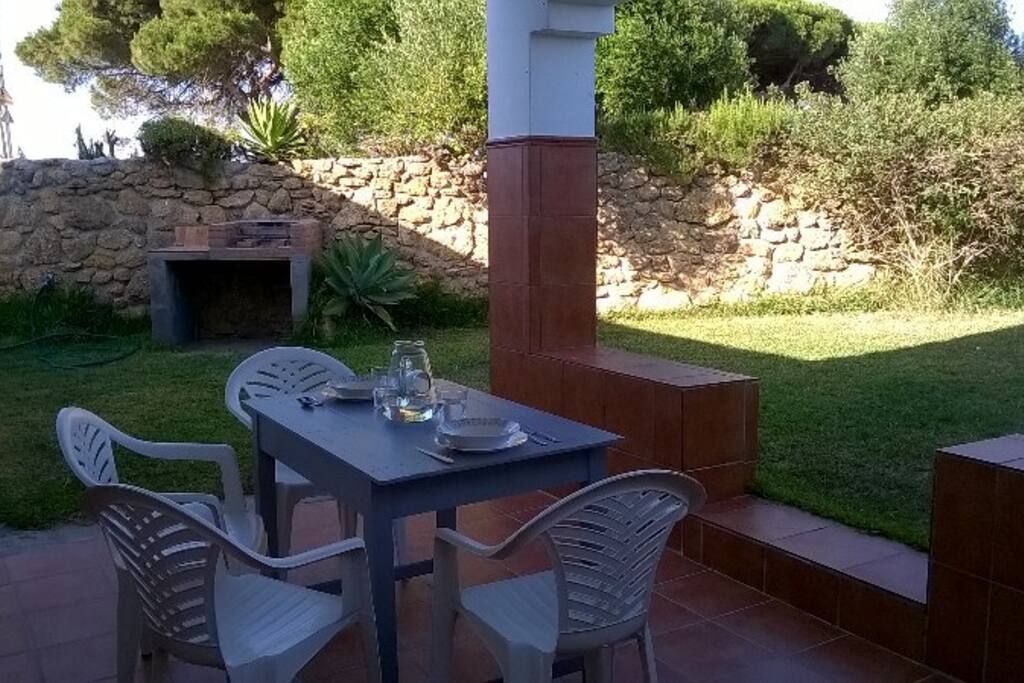 Zona ajardinada con barbacoa