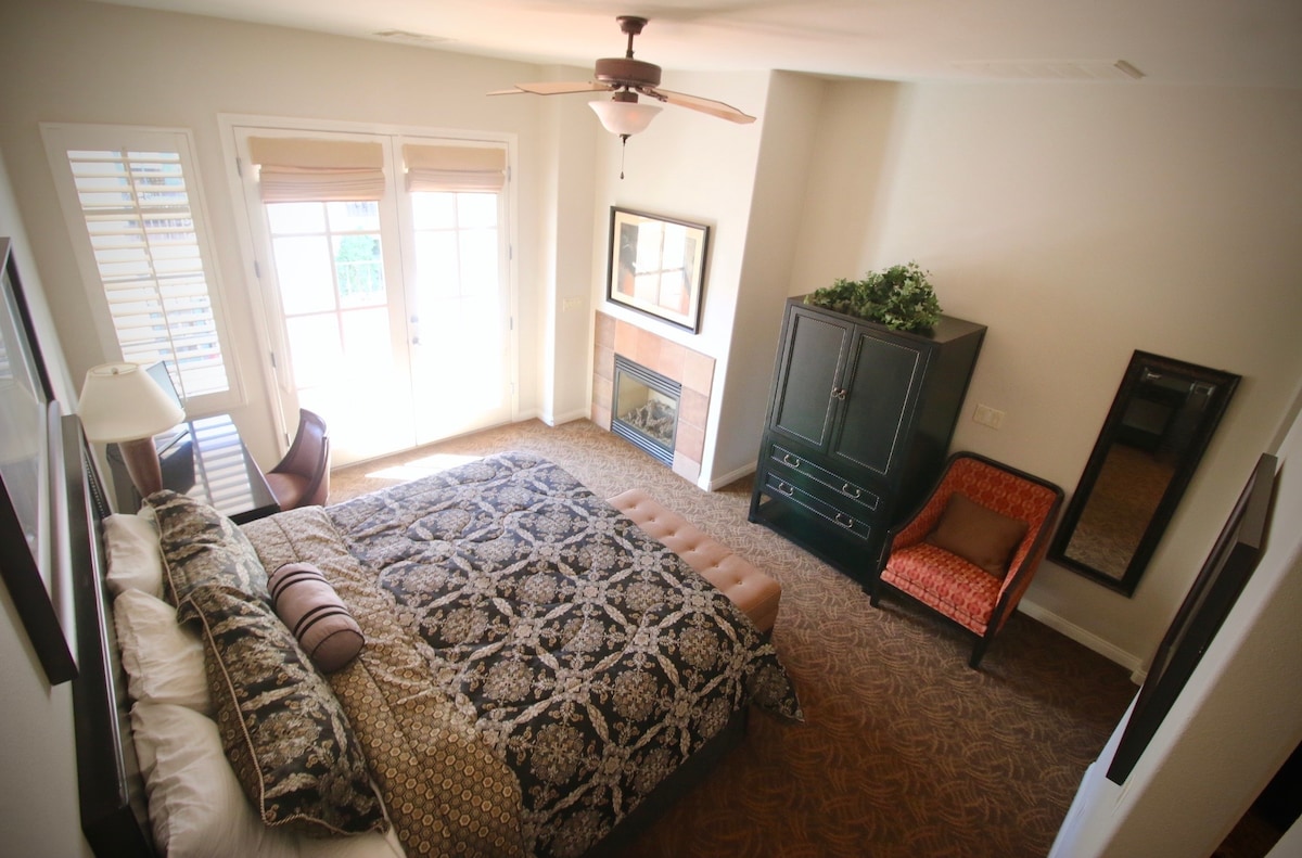 Ძირითადი კინგი ცალკე სააბაზანოთი. Ბუხარი. ტელევიზორი საკაბელოთი.